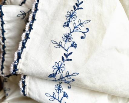素朴な花柄刺繍の布素材 素朴な花柄刺繍の布素材 素材,花柄,白の写真素材