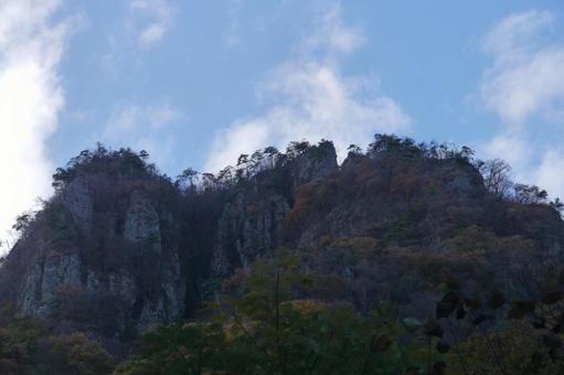 奇岩の紅葉と秋の空の写真