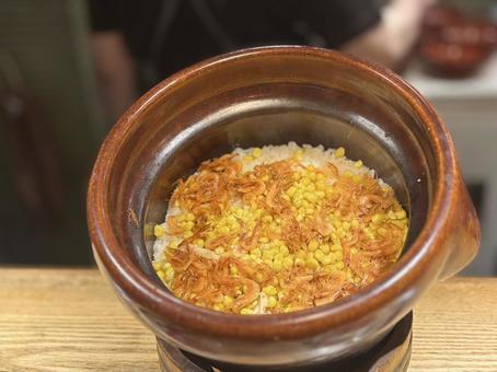 黄金色に輝く桜エビとコーンの炊き込みご飯 黄金色に輝く桜エビとコーンの炊き込みご飯の写真