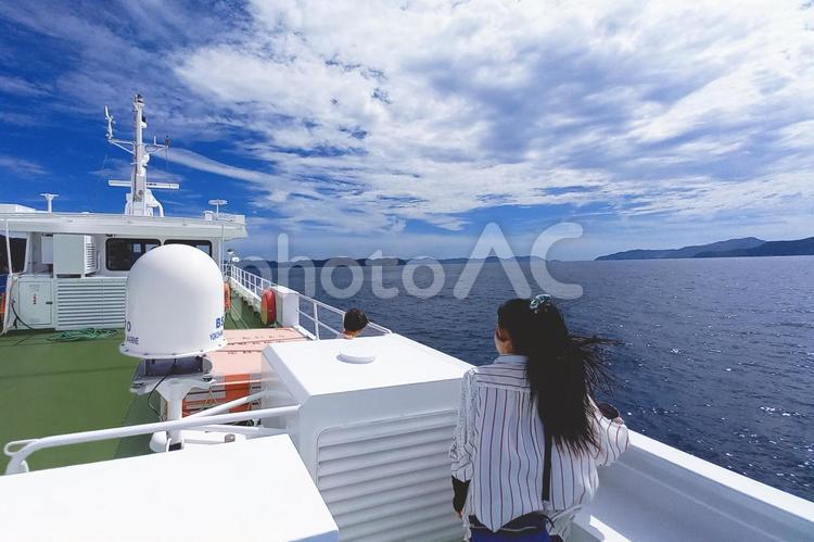 ＜素材＞秋の船旅を楽しむ女性の後ろ姿 女性,女の子,船旅の写真素材