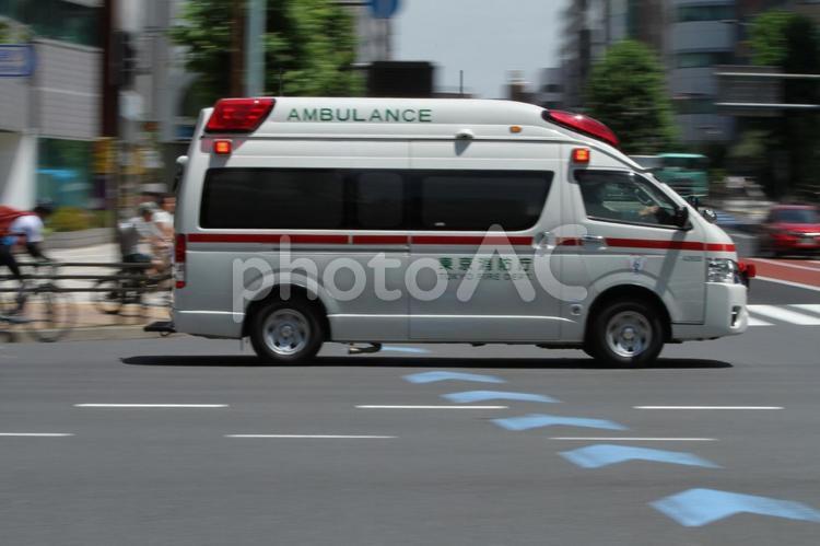 救急車流し撮り 救急車,緊急,救急者の写真素材