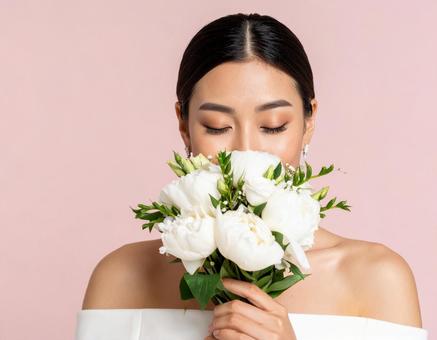 ウエディングドレスを着た女性 白い花25 ウエディングドレスを着た女性 白い花25の写真