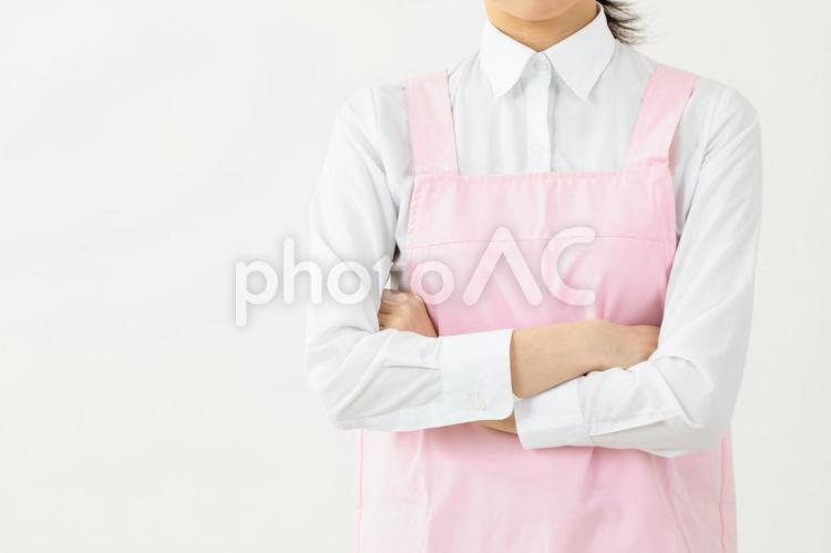 悩むエプロン姿のアジア人女性03 保育士,女性,エプロンの写真素材