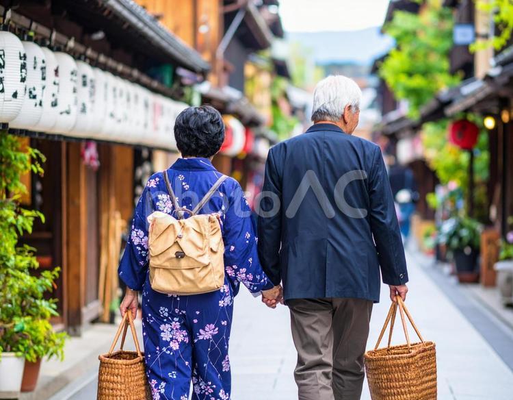 商店街を歩く人 親,買い物,商店街の写真素材