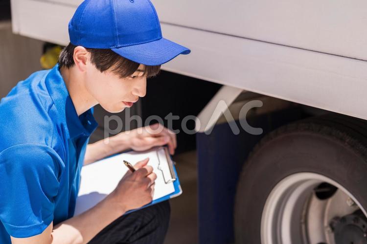 車を整備する男性。 男性,人物,1人の写真素材