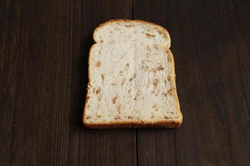 くるみ入り食パンの一枚切り くるみ入り食パンの一枚切り 食パン,パン,くるみの写真素材