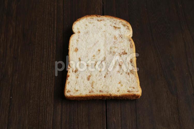 くるみ入り食パンの一枚切り 食パン,パン,くるみの写真素材