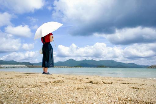 <素材>夏の海で一人遠くを眺める女性 <素材>夏の海で一人遠くを眺める女性 女性,日傘,海の写真素材