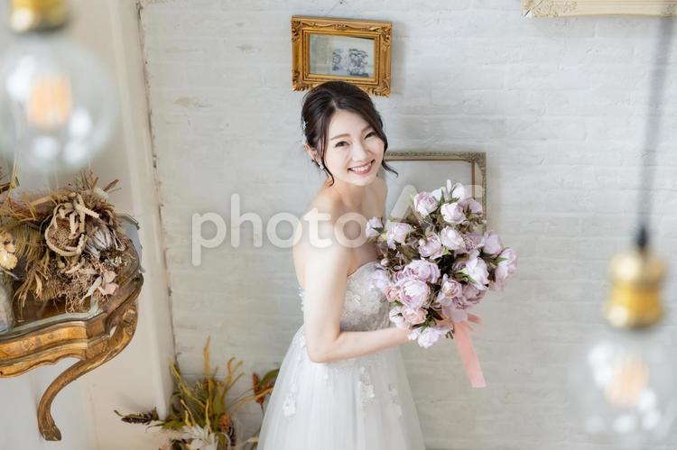 ブーケを持つ花嫁（横位置・ハイアングル） 花嫁,女性,結婚の写真素材