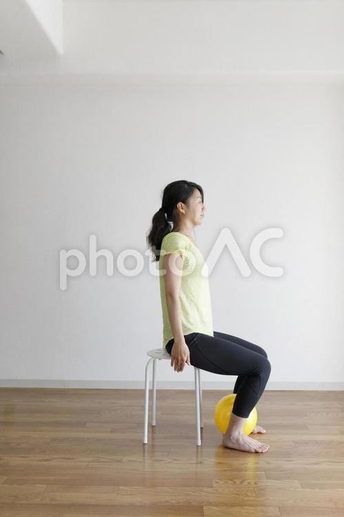 ボールを使ってストレッチ運動をする女性 女性,人物,日本人の写真素材