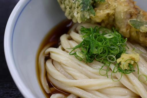 春菊の豚巻き天ぷらぶっかけうどんの冷や 春菊の豚巻き天ぷらぶっかけうどんの冷や 背景,春菊,豚巻きの写真素材