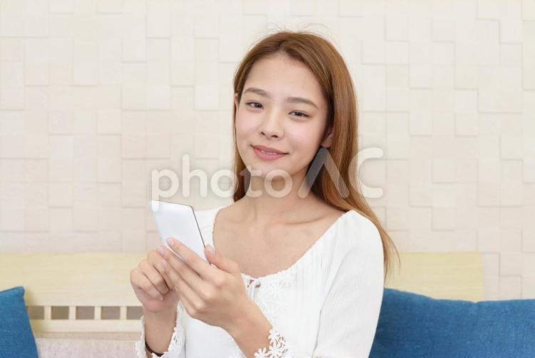スマートフォンを持つ女性 sns,インターネット,携帯電話の写真素材