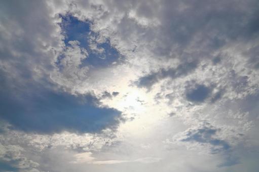 雲の多い空　太陽　空のみ 空,雲,雲が多いの写真素材
