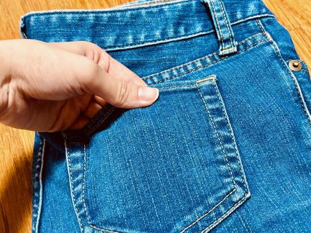 ジーンズのポケットに手を入れる ジーンズのポケットに手を入れる ジーンズ,デニム,デニムパンツの写真素材