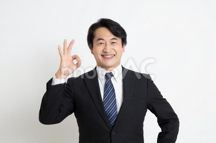 笑顔でオーケーサインをしている中年のサラリーマン男性 中年,上司,会社員の写真素材