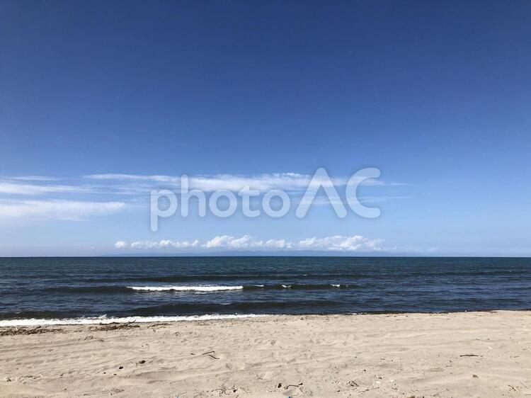 日本海の砂浜と波と佐渡島 海岸,水辺,青の写真素材