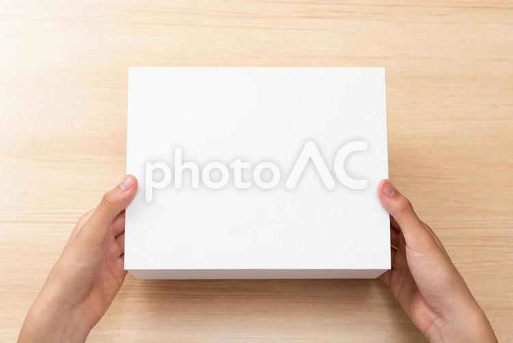 箱を持つ手 箱,持つ,受け取るの写真素材