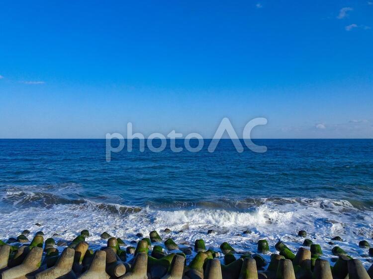 防波堤から見た水平線　打ち寄せる波　海の風景 水平線,海,大海原の写真素材