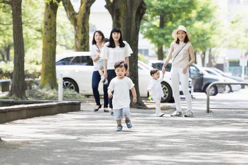 ママ友 母親 育児 ママ友 母親 育児 ママ友,公園,走るの写真素材
