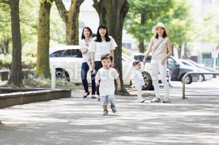 ママ友　母親　育児 ママ友,公園,走るの写真素材