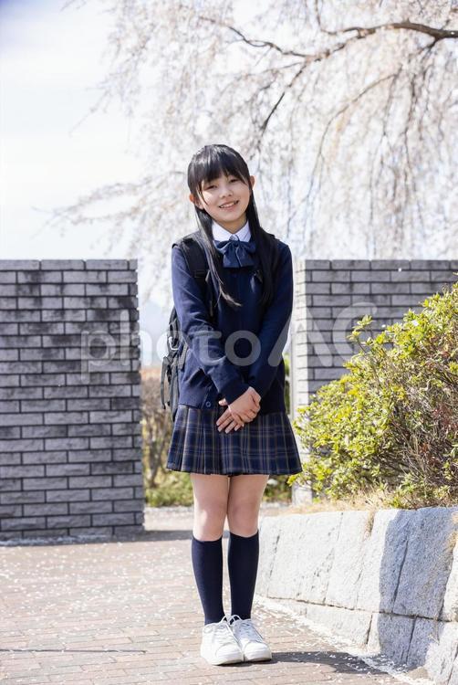 校門に立つ制服を着た学生 女子学生,学生,制服の写真素材