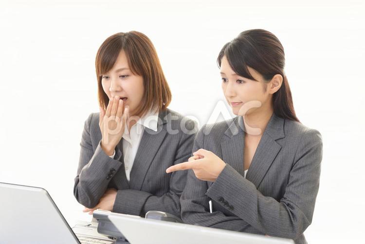 パソコン作業で失敗するビジネスウーマン 女性,ビジネスウーマン,ビジネスの写真素材