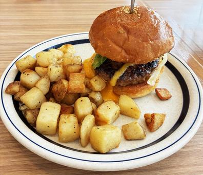 ハンバーガーとポテト ハンバーガーとポテト ハンバーガー,ポテト,ランチの写真素材