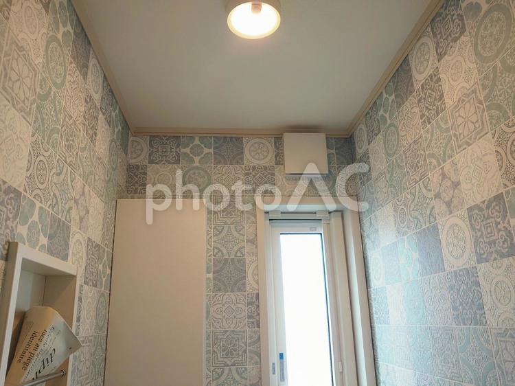 新築の建物のトイレの天井と窓 住宅,新築,家の写真素材
