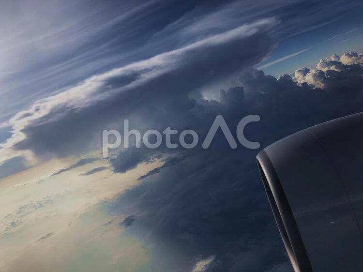 エンジンと並走する雲 天空,飛行機,空の写真素材