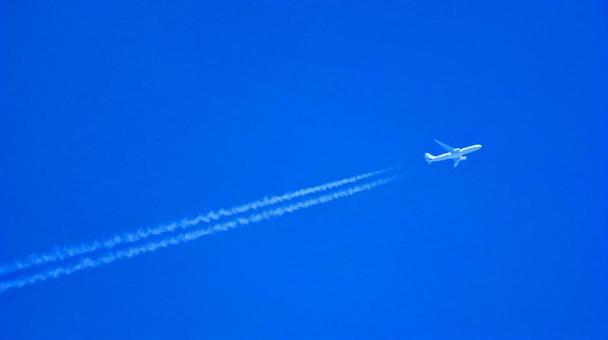飛行機雲 飛行機,ジェット機,旅客機の写真素材