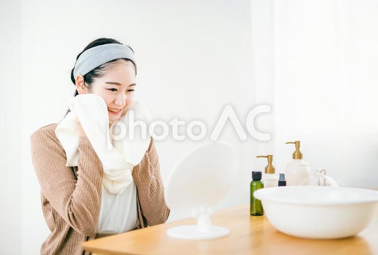 洗顔後にタオルで顔を拭く女性 タオル,洗顔,タオルドライの写真素材