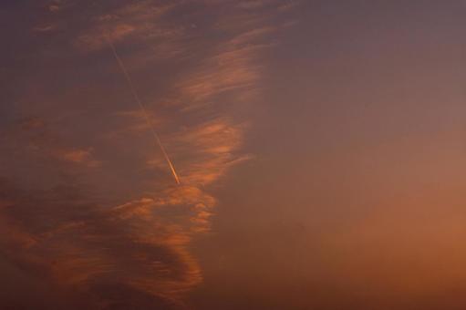 夕焼けに染まる飛行機雲 夕焼け,夕暮れ,夕方の写真素材