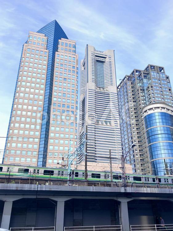 横浜のビル群と電車の風景 横浜,みなとみらい,ビルの写真素材