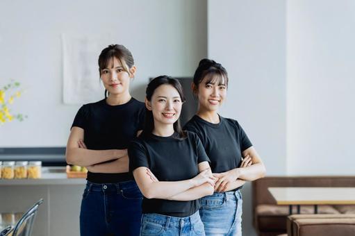 カフェで働く若い女性 カフェで働く若い女性 アルバイト,カフェ,飲食店の写真素材