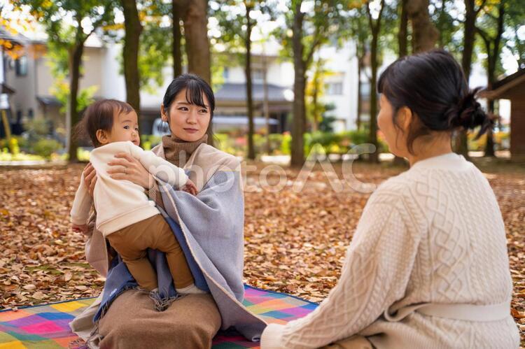 公園でママ友と話す女性（困る） 赤ちゃん,ママ友,悩みの写真素材