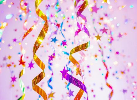 クラッカーから飛び出すテープと紙吹雪の写真