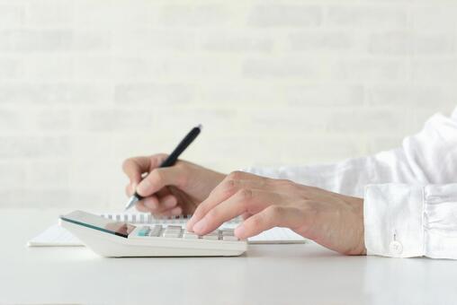 Hands of a person using a calculator, haushaltskosten, sparen, rechner, JPG