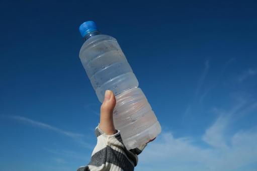 アームカバーをした女性の手と水 アームカバーをした女性の手と水 空,手,水の写真素材