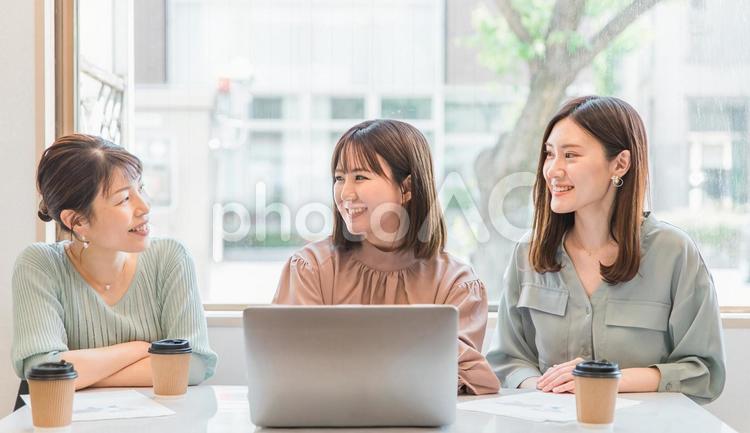 オフィスで笑顔で話すビジネスウーマン 同僚,ビジネスウーマン,大学生の写真素材