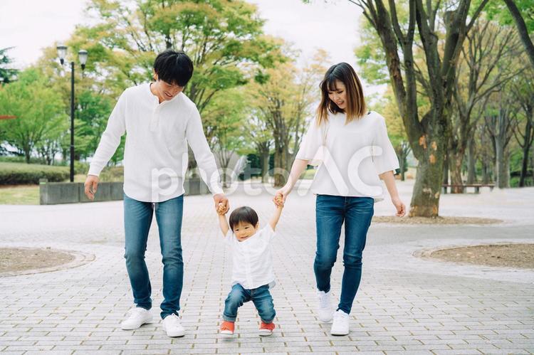 手を繋いで歩く家族（ジャンプ） 子供,赤ちゃん,子育ての写真素材