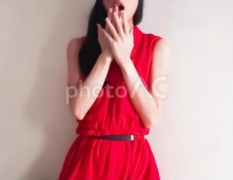 口に両手を当てて驚く女性 女性,驚く,びっくりの写真素材