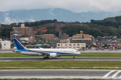 雨で濡れた滑走路をタキシングする飛行機 雨で濡れた滑走路をタキシングする飛行機 飛行機,航空機,旅客機の写真素材