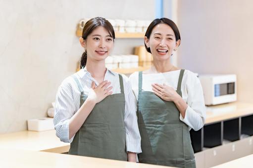胸に手を当てるカフェ店員 飲食店,店員,職場の写真素材