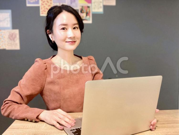 楽しそうに在宅勤務をする社会人女性 女性,笑顔,在宅ワークの写真素材