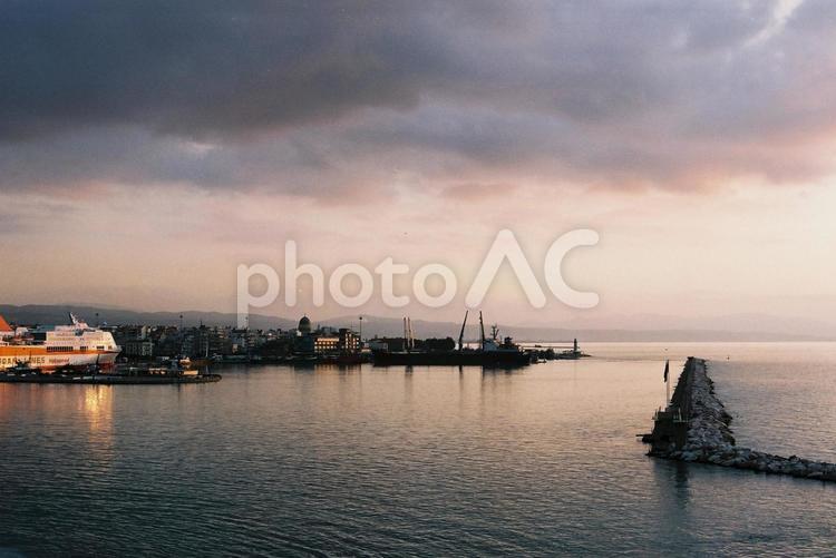ギリシア港町の夕暮れ ギリシャ,パトラ湾,地中海の写真素材