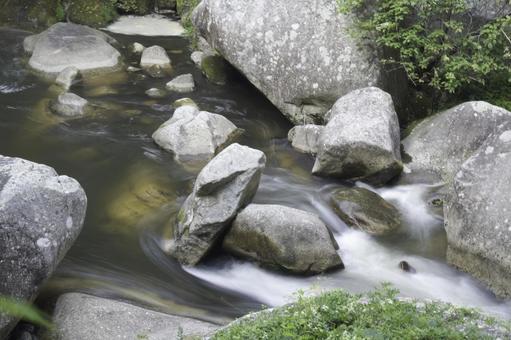 岩の間を流れる清流 岩の間を流れる清流の写真