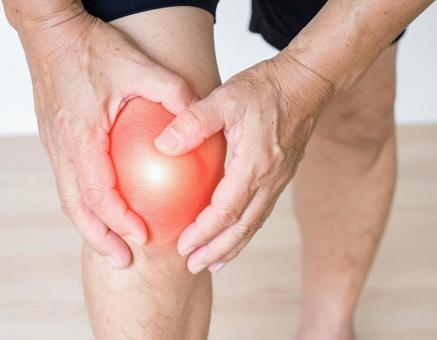 膝に痛みを感じる男性 膝に痛みを感じる男性の写真