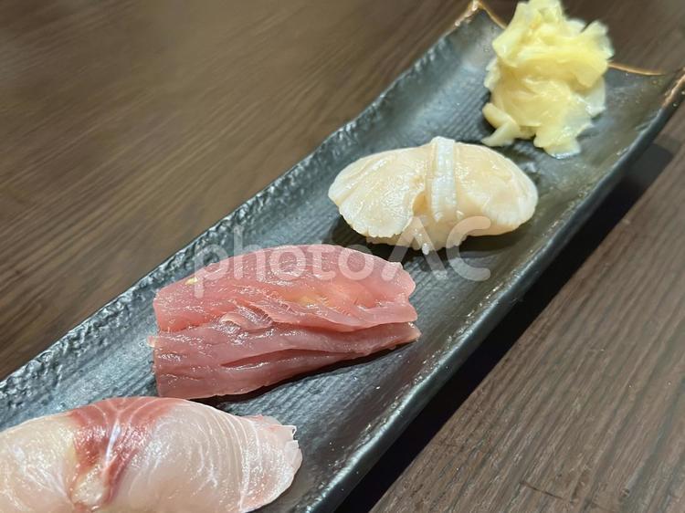 新鮮な握り寿司三貫の美しい盛り付け 寿司,にぎり寿司,握りの写真素材