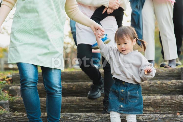 秋の公園の階段を降りる保育士と保育園児 子供,階段,歩くの写真素材