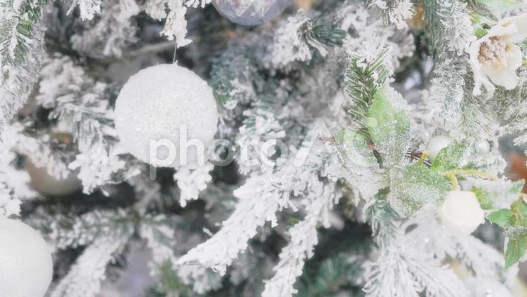 ホワイトクリスマスのクリスマスツリーとオーナメント（２） クリスマス,クリスマスツリー,ツリーの写真素材